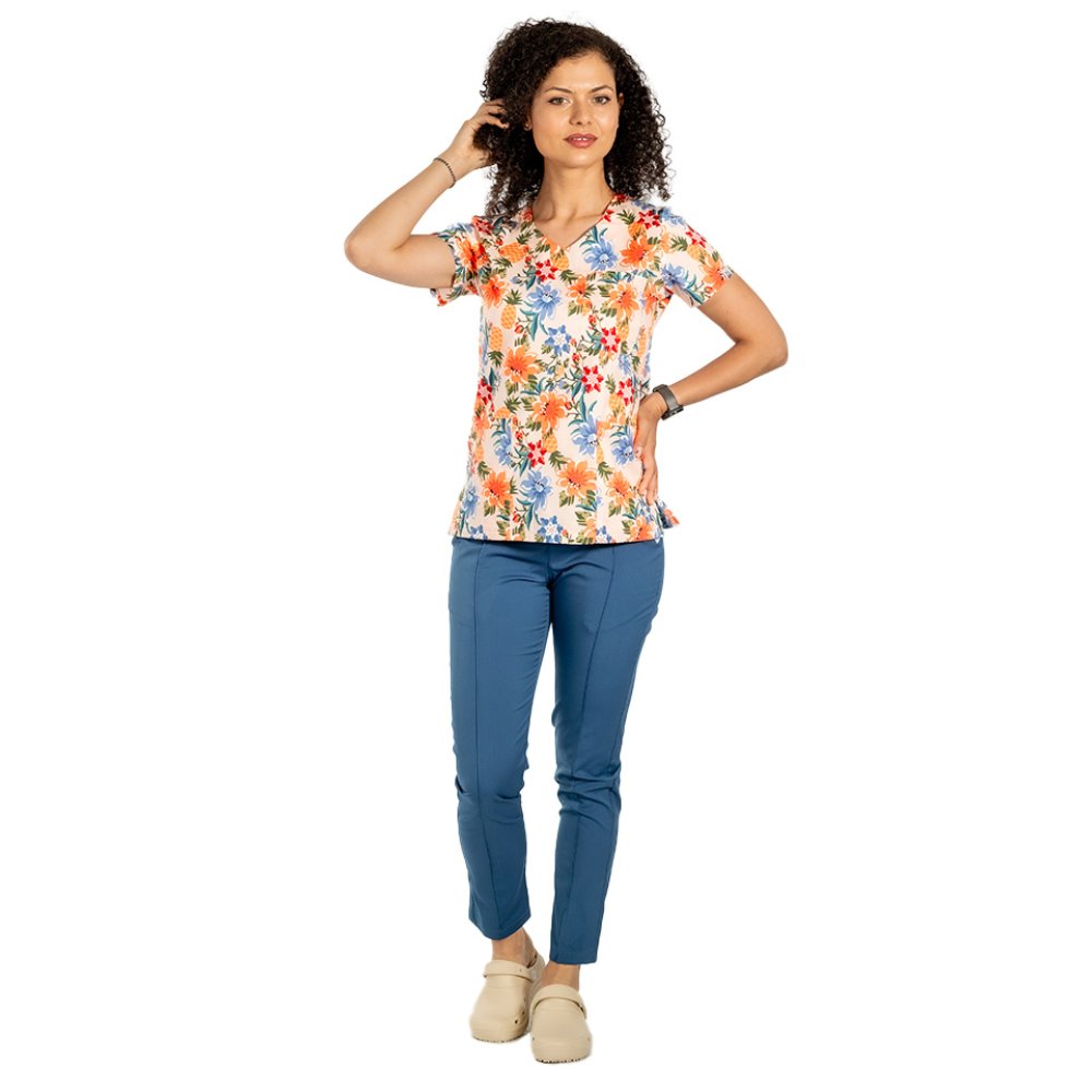 Tuta medica elasticizzata a fiori con camicetta stampata e pantaloni in jeans elasticizzati con coulisse ed elastico Tuta medica elasticizzata a fiori con camicetta stampata e pantaloni in jeans elasticizzati con coulisse ed elastico