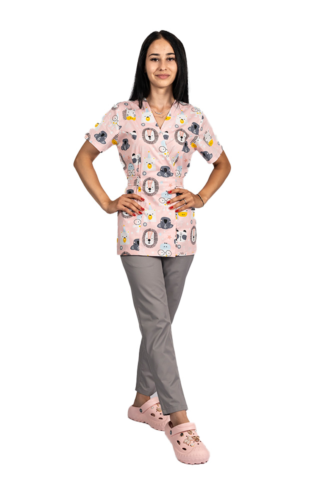 Tuta medica kimono leone, con camicetta stampata e pantaloni elasticizzati
