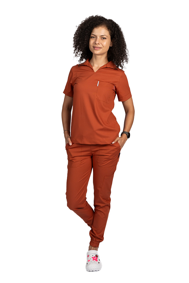 Tuta medica in polo elasticizzata color caramello, con camicetta con scollo a V e pantaloni jogger, con coulisse ed elastico