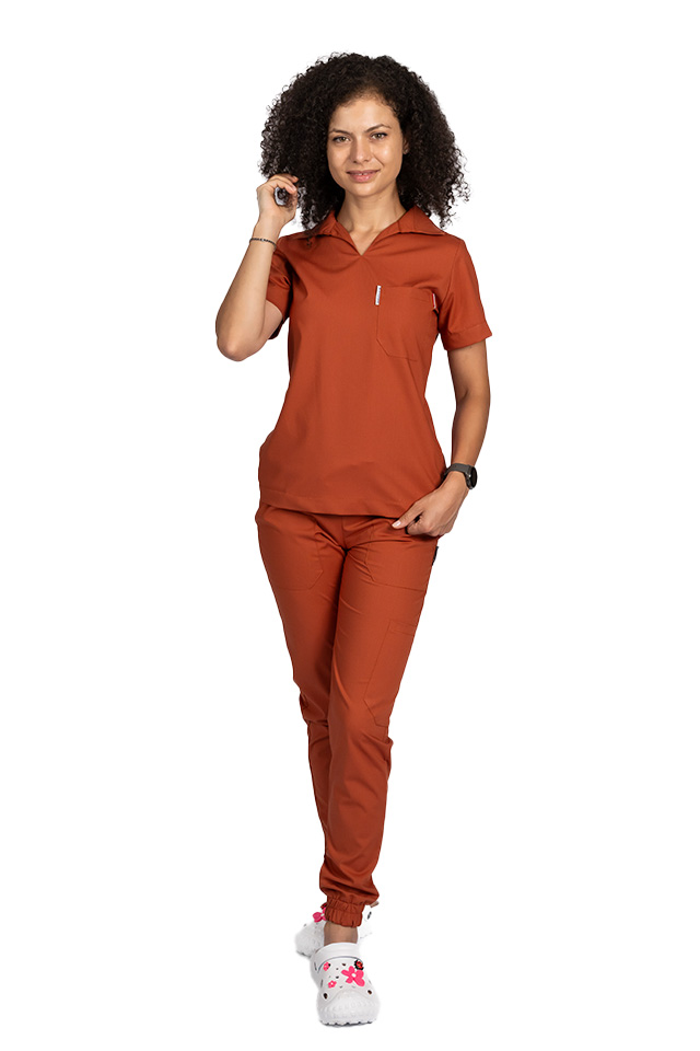 Tuta medica in polo elasticizzata color caramello, con camicetta con scollo a V e pantaloni jogger, con coulisse ed elastico