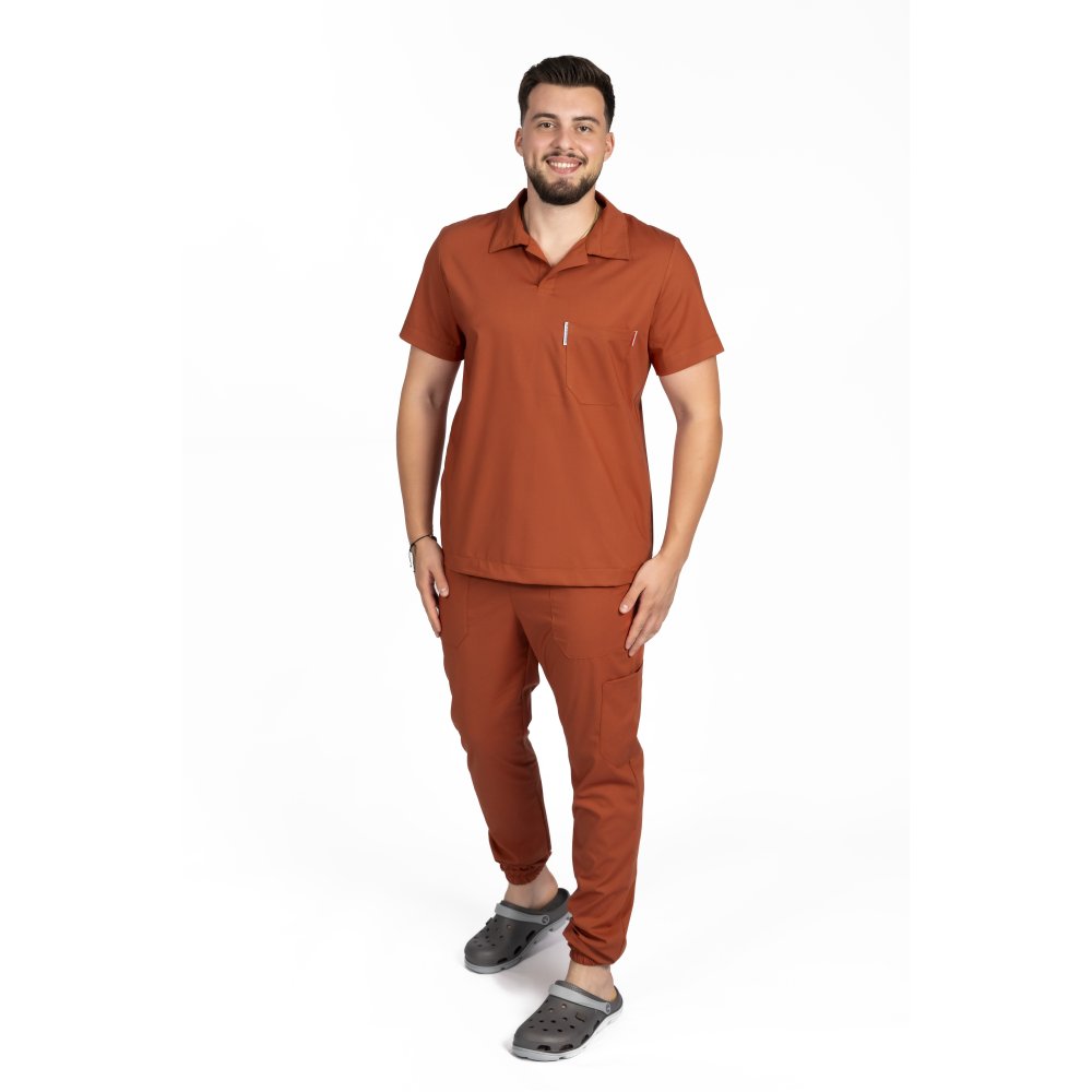 Tuta medica da uomo in polo elasticizzata color caramello, con camicetta con scollo a V e pantaloni jogger, con coulisse ed elastico