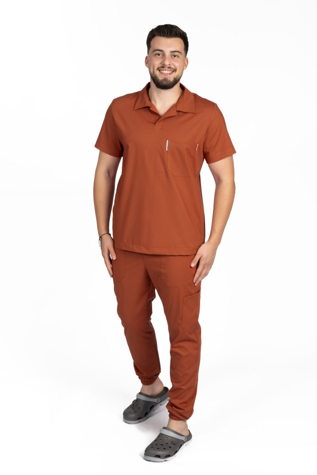 Tuta medica da uomo in polo elasticizzata color caramello, con camicetta con scollo a V e pantaloni jogger, con coulisse ed elastico