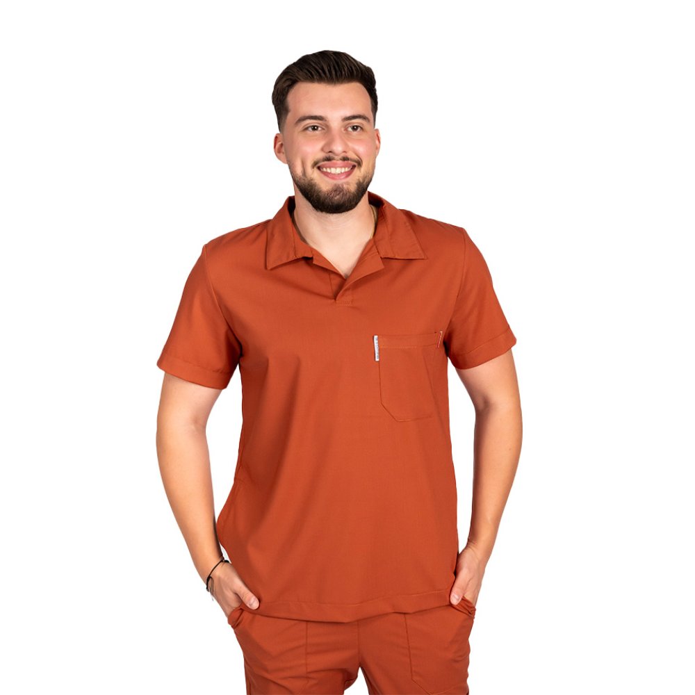 Tuta medica da uomo in polo elasticizzata color caramello, con camicetta con scollo a V e pantaloni jogger, con coulisse ed elastico