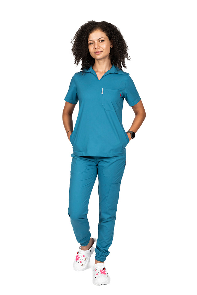 Tuta medica elasticizzata color acquamarina, con camicetta con scollo a V e pantaloni jogger, con coulisse ed elastico