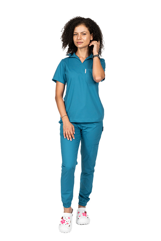 Tuta medica elasticizzata color acquamarina, con camicetta con scollo a V e pantaloni jogger, con coulisse ed elastico