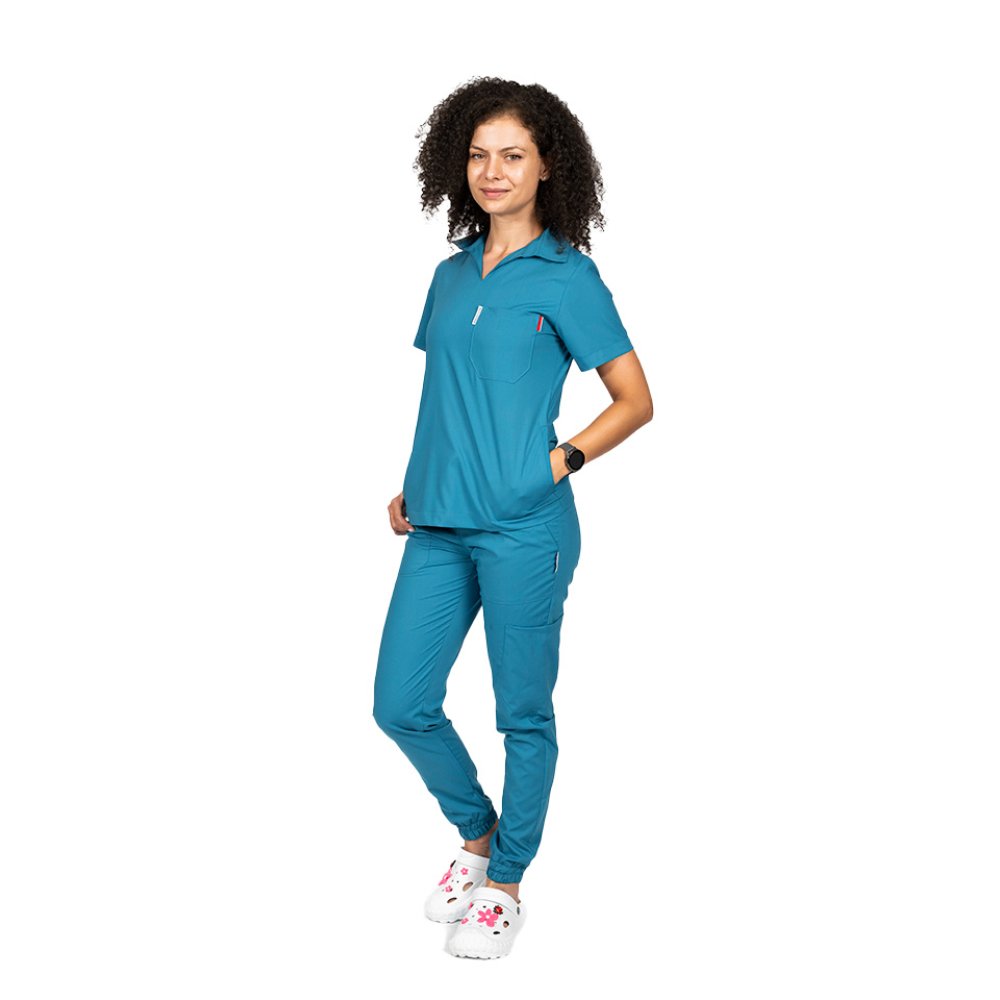 Tuta medica elasticizzata color acquamarina, con camicetta con scollo a V e pantaloni jogger, con coulisse ed elastico