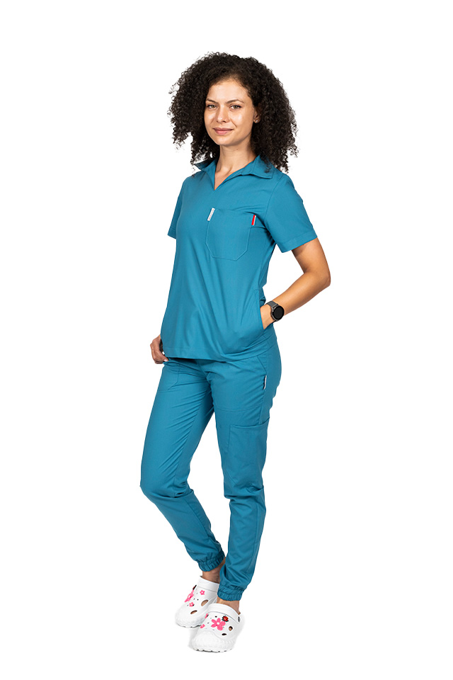 Tuta medica elasticizzata color acquamarina, con camicetta con scollo a V e pantaloni jogger, con coulisse ed elastico