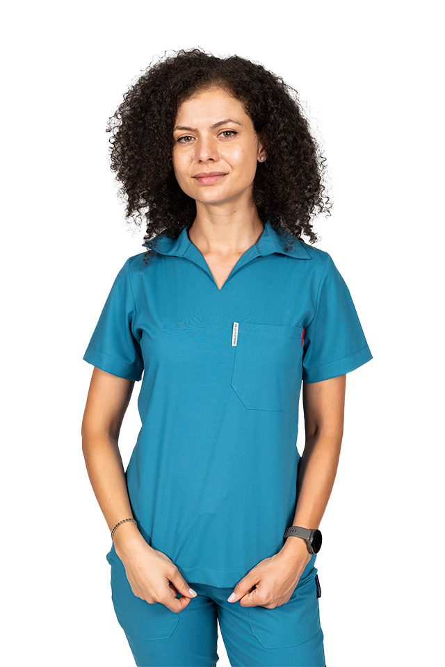 Tuta medica elasticizzata color acquamarina, con camicetta con scollo a V e pantaloni jogger, con coulisse ed elastico