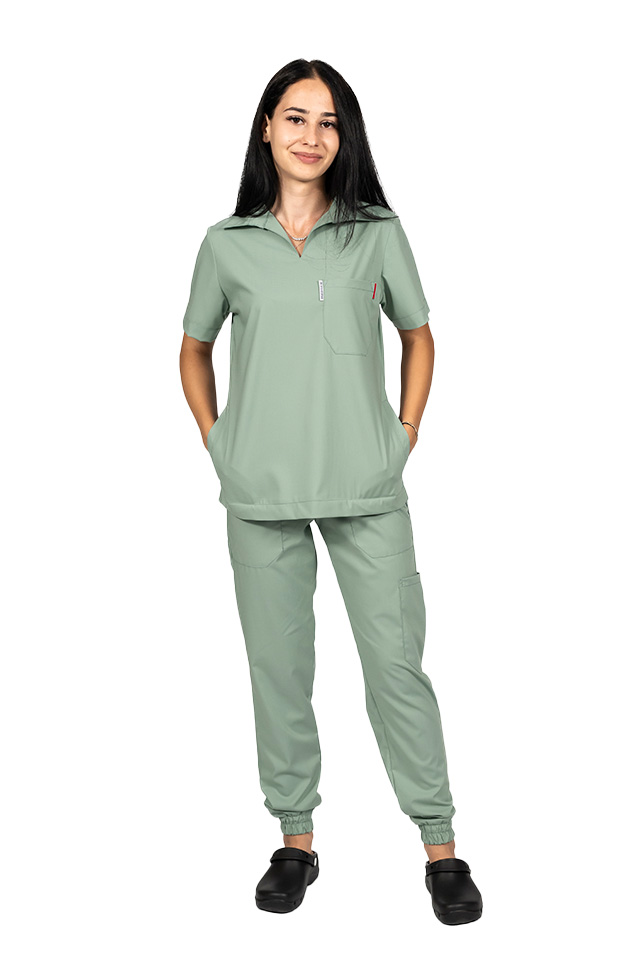 Tuta medica in polo elasticizzata color oliva, con camicetta con scollo a V e pantaloni jogger, con coulisse ed elastico