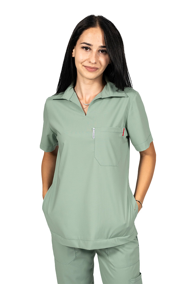 Tuta medica in polo elasticizzata color oliva, con camicetta con scollo a V e pantaloni jogger, con coulisse ed elastico