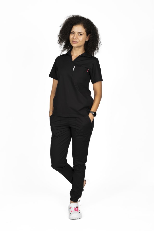 Tuta medica elasticizzata nera con polo, camicetta con scollo a V e pantaloni jogger, con coulisse ed elastico