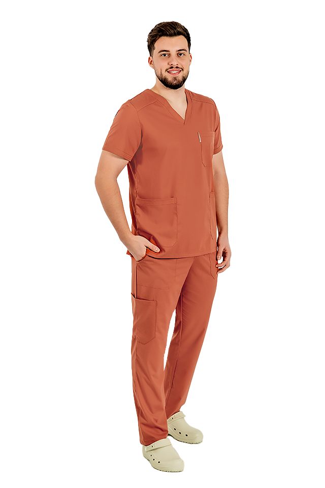Completo medico da uomo color caramello elasticizzato con camicetta con scollo a V e pantaloni con coulisse ed elastico.