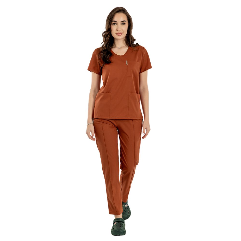 Tuta medica elasticizzata color caramello con camicetta con scollo a V e pantaloni con coulisse ed elastico