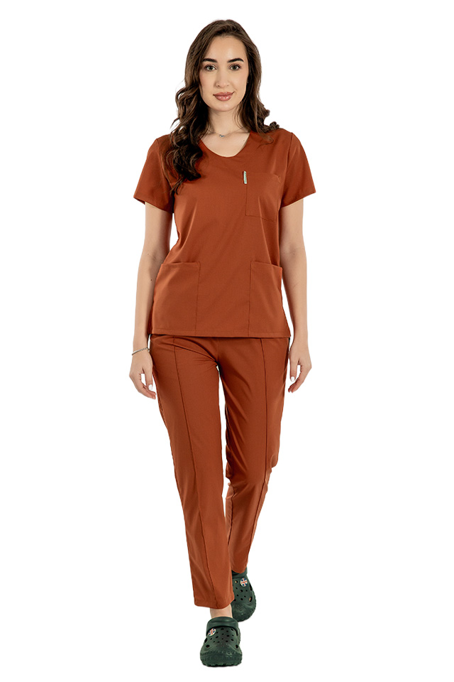 Tuta medica elasticizzata color caramello con camicetta con scollo a V e pantaloni con coulisse ed elastico