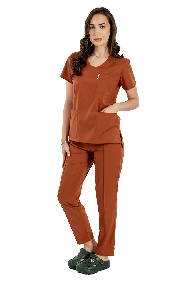 Tuta medica elasticizzata color caramello con camicetta con scollo a V e pantaloni con coulisse ed elastico