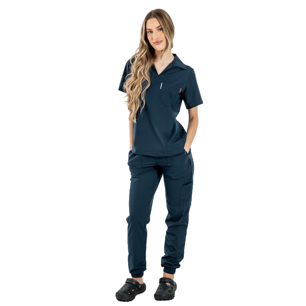 Tuta medica elasticizzata blu navy con polo, camicetta con scollo a V e pantaloni jogger, con coulisse ed elastico