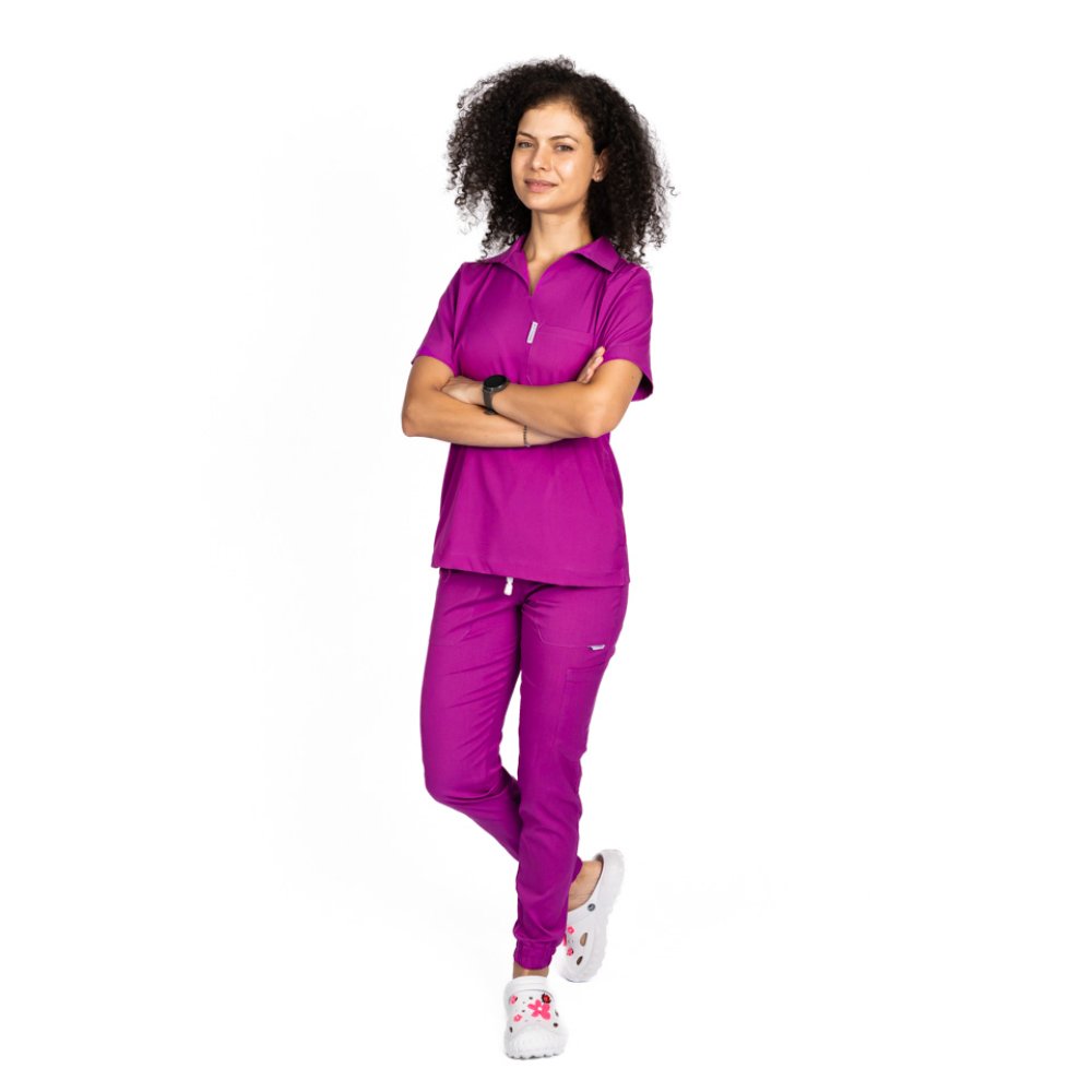 Tuta medica in polo elasticizzata color magenta, con camicetta con scollo a V e pantaloni jogger, con coulisse ed elastico