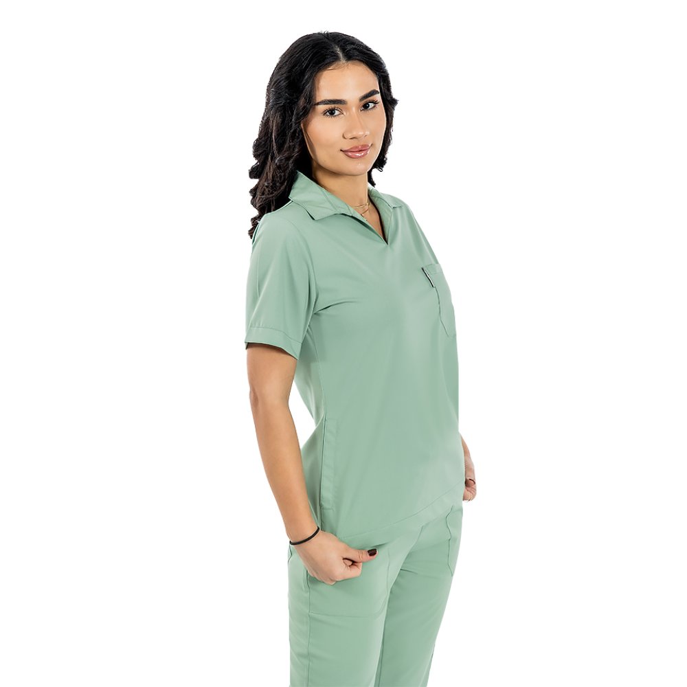 Tuta medica in polo elasticizzata color oliva, con camicetta con scollo a V e pantaloni jogger, con coulisse ed elastico