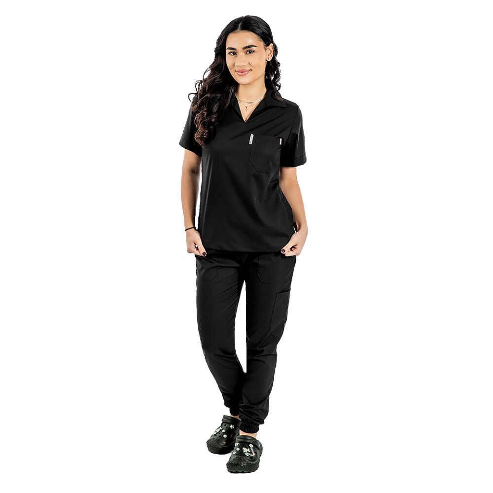 Tuta medica elasticizzata nera con polo, camicetta con scollo a V e pantaloni jogger, con coulisse ed elastico