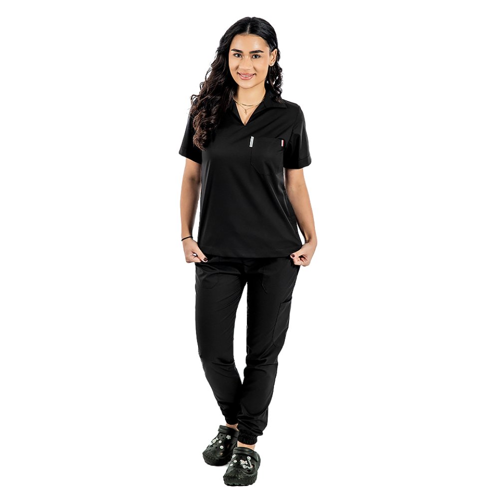 Tuta medica elasticizzata nera con polo, camicetta con scollo a V e pantaloni jogger, con coulisse ed elastico