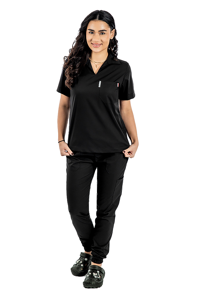 Tuta medica elasticizzata nera con polo, camicetta con scollo a V e pantaloni jogger, con coulisse ed elastico