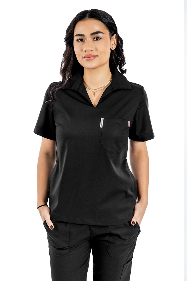 Tuta medica elasticizzata nera con polo, camicetta con scollo a V e pantaloni jogger, con coulisse ed elastico