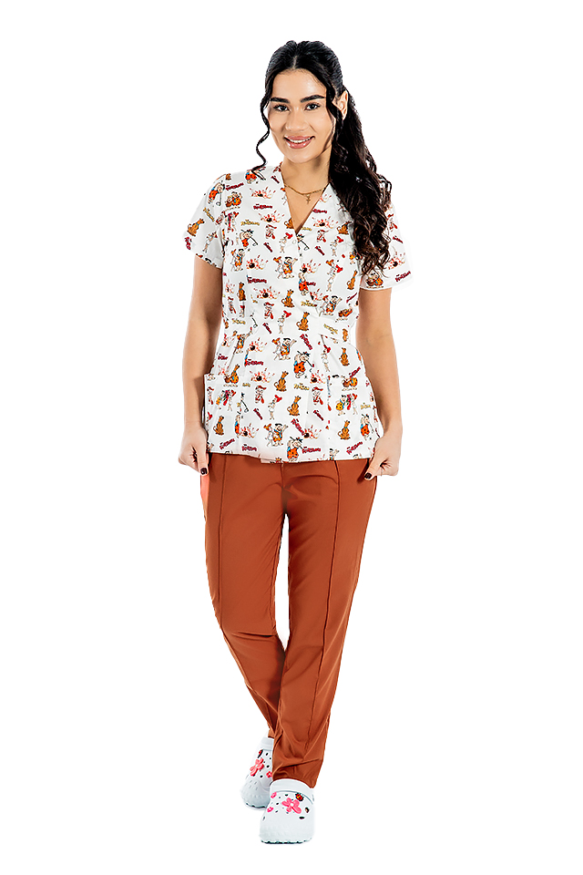 Casacca per medico a due pezzi elasticizzata kimono con stampa, pantaloni color senape con elastico