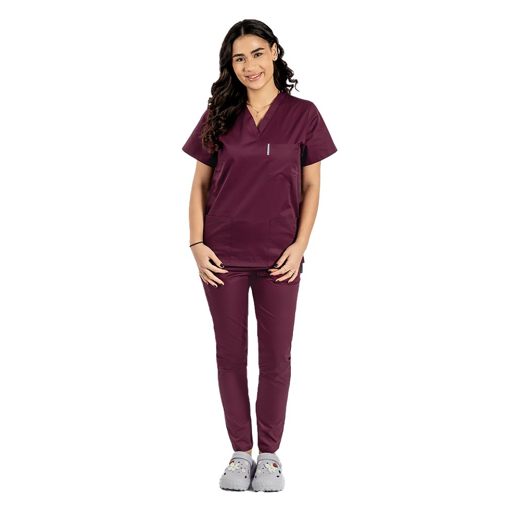 Casacca per medico a due pezzi amareno, blusa con collo a V, tre tasche e pantaloni elastici.