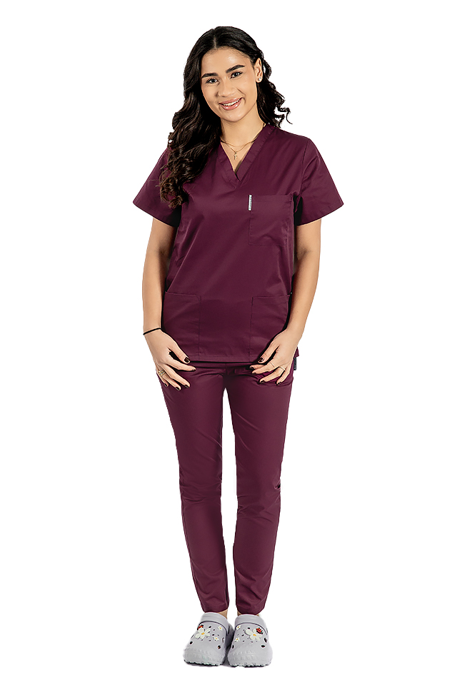 Casacca per medico a due pezzi amareno, blusa con collo a V, tre tasche e pantaloni elastici.