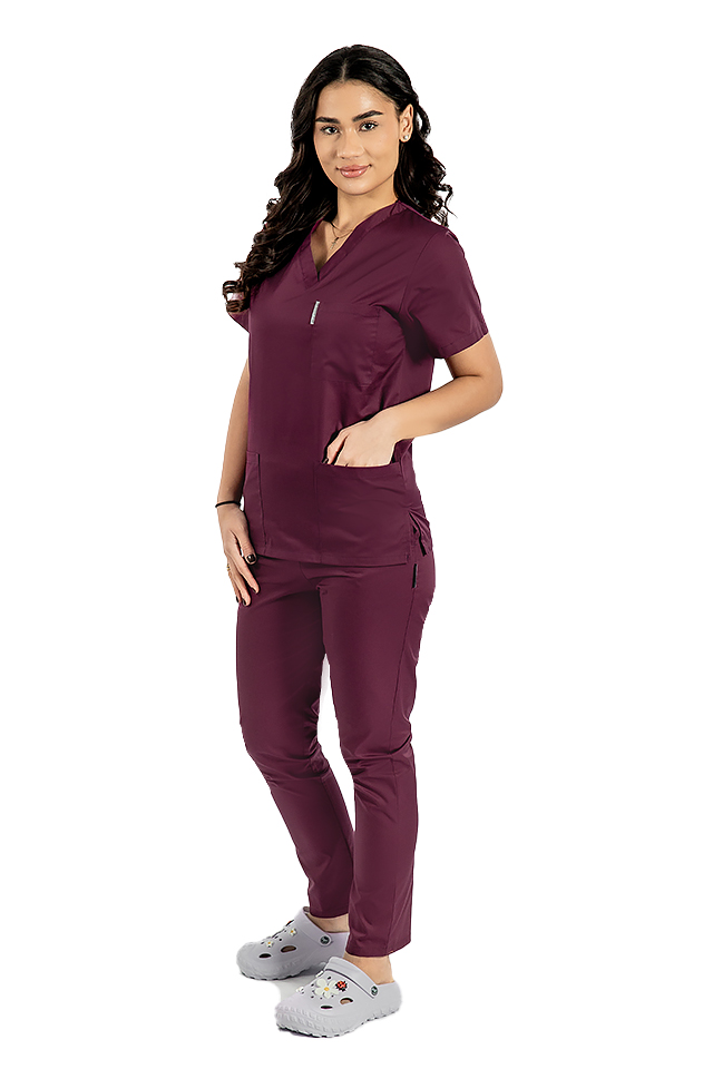 Casacca per medico a due pezzi amareno, blusa con collo a V, tre tasche e pantaloni elastici.