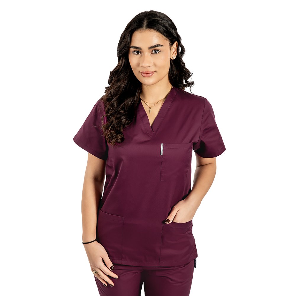 Casacca per medico a due pezzi amareno, blusa con collo a V, tre tasche e pantaloni elastici.
