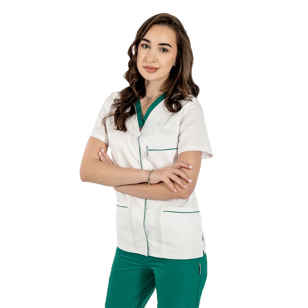 Camice medico bianco in elastan con bordino verde, bottoni automatici e tre tasche applicate