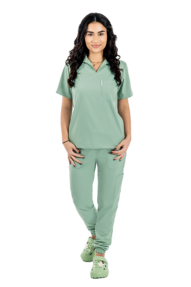 Tuta medica in polo elasticizzata color oliva, con camicetta con scollo a V e pantaloni jogger, con coulisse ed elastico