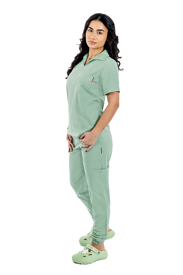 Tuta medica in polo elasticizzata color oliva, con camicetta con scollo a V e pantaloni jogger, con coulisse ed elastico