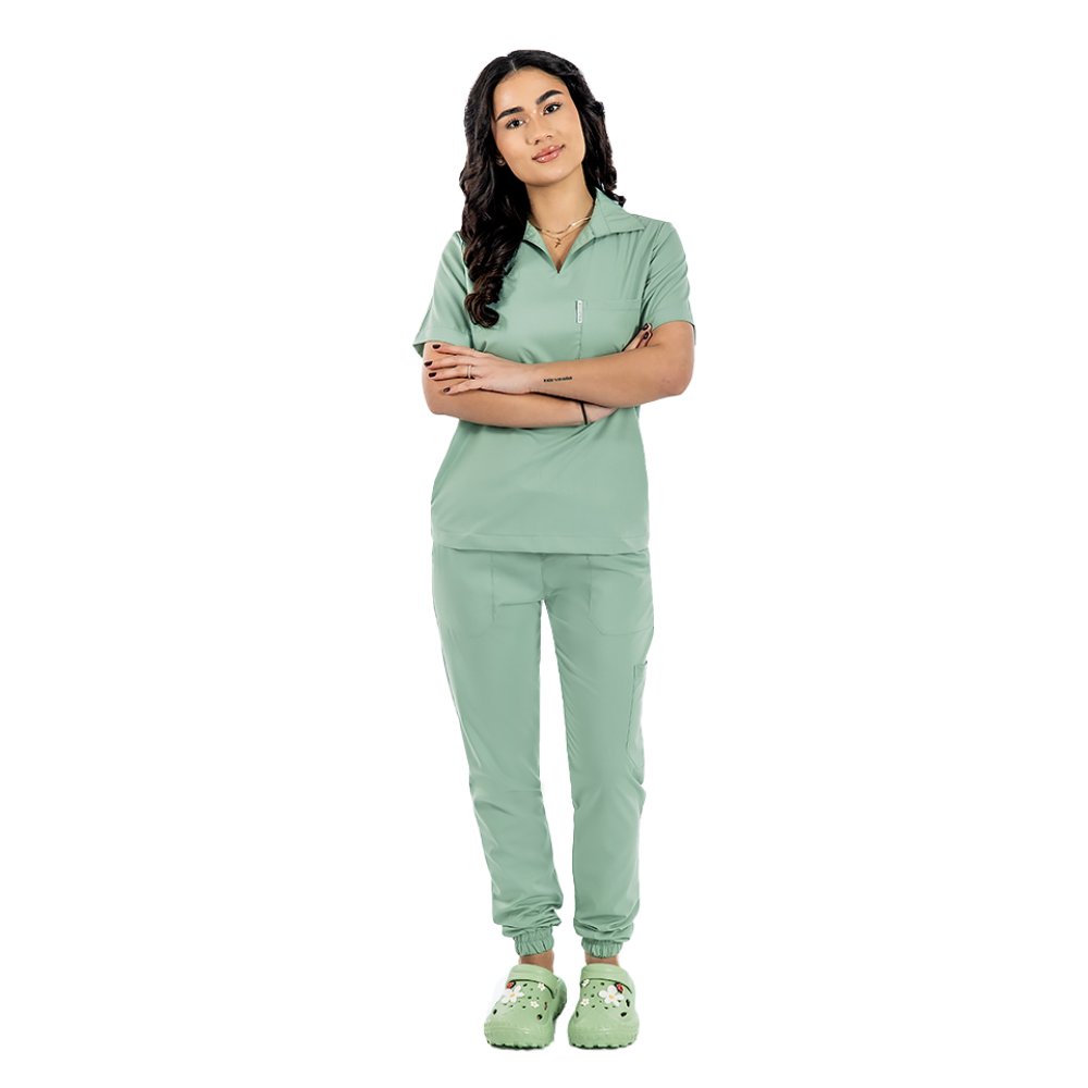 Tuta medica in polo elasticizzata color oliva, con camicetta con scollo a V e pantaloni jogger, con coulisse ed elastico