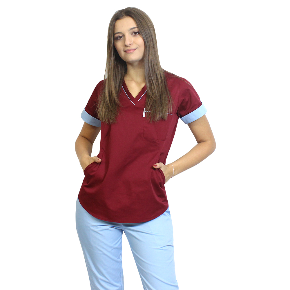Tuta medica composta da blusa marrone con paspol blu e pantaloni, modello Amani