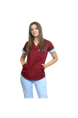 Tuta medica composta da blusa marrone con paspol blu e pantaloni, modello Amani