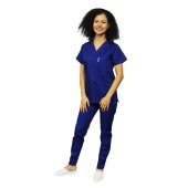 Uniforme da pulizia blu, camicetta con scollo a V, tre tasche e pantaloni con elastico..