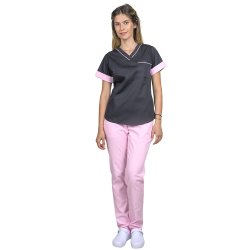 Tuta medica composta da camicetta nera con paspol e pantaloni rosa pallido, modello Amani