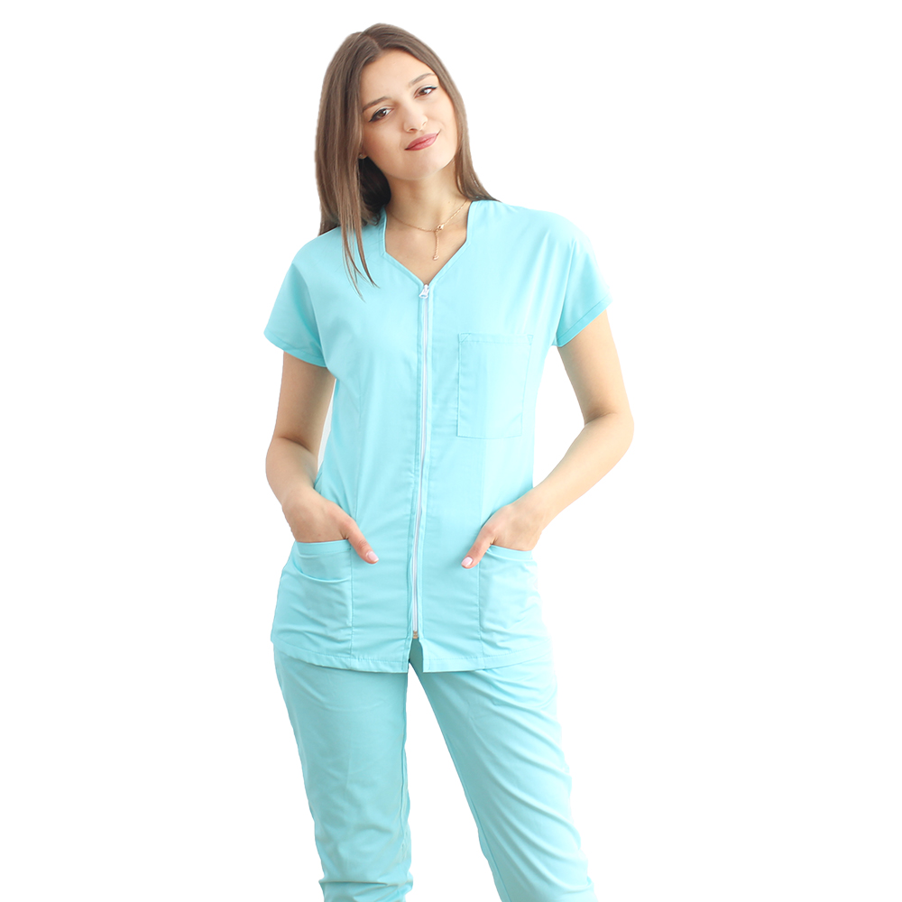 Tuta medica color menta con blusa camberata con cerniera, tre tasche applicate e pantaloni color menta con elastico