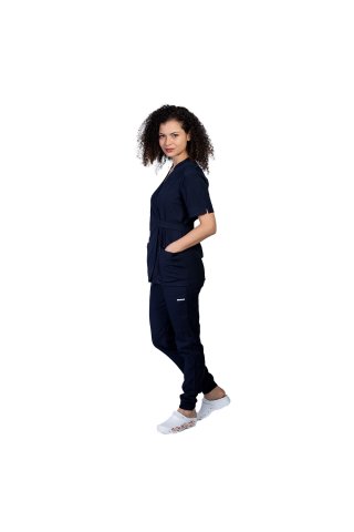 Tuta medica elasticizzata blu navy, con camicetta kimono e pantaloni jogger