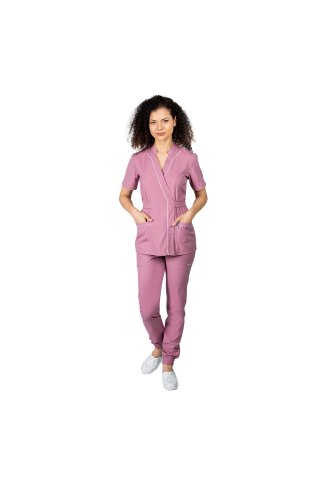 Tuta medicale elasticizzata rosa cipria, con blusa a kimono con profili bianchi e pantaloni jogger