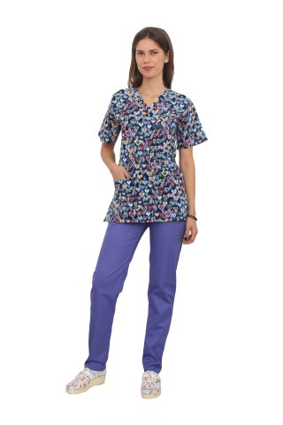 Tuta medica Hearts, con camicetta stampata e pantaloni viola con elastico