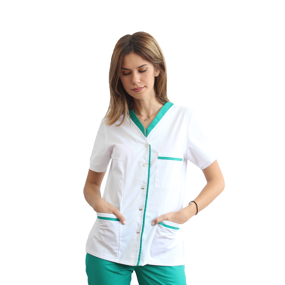 Camice medico bianco con paspol verde, graffette e tre tasche applicate